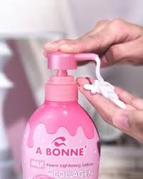 A Bonné lotion texture closeup highlighting smooth collagen-rich consistency