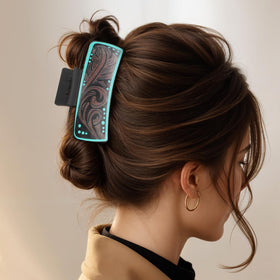 Abeillo clip securing a half-up hairstyle for comfortable all-day wear