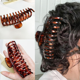 ACCGLORY clip gripping thick curly hair to demonstrate firm, slip-resistant hold