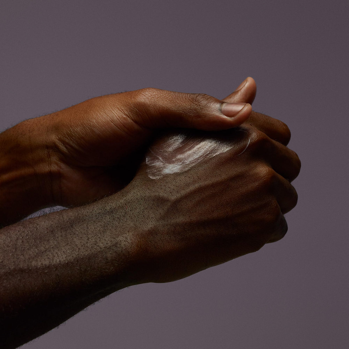 Applying Aesop Eleos to hands demonstrating fast absorption and instant nourishment