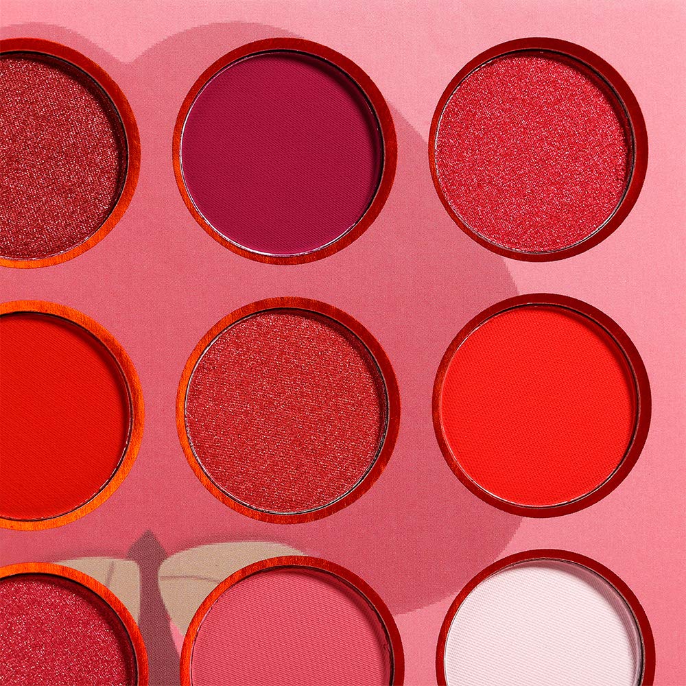Afflano applied on eyelid illustrating wearable red look and long-lasting color