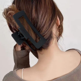 AHONEY lifestyle image in bathroom while applying makeup to show practical hands-free hair control
