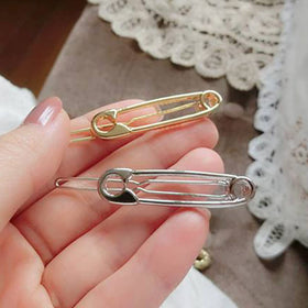 Albooss clasp detail showing snap mechanism and gentle hair grip
