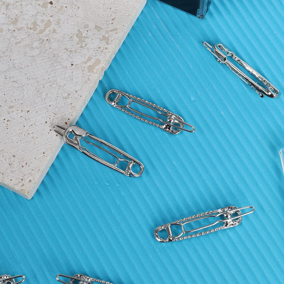 Albooss hair clip beside ruler showing 5.6 cm snap size and scale