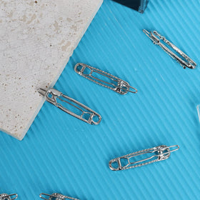 Albooss hair clip beside ruler showing 5.6 cm snap size and scale