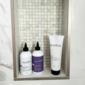 Alcôve in-use wet hair application demonstrating frizz control and manageability