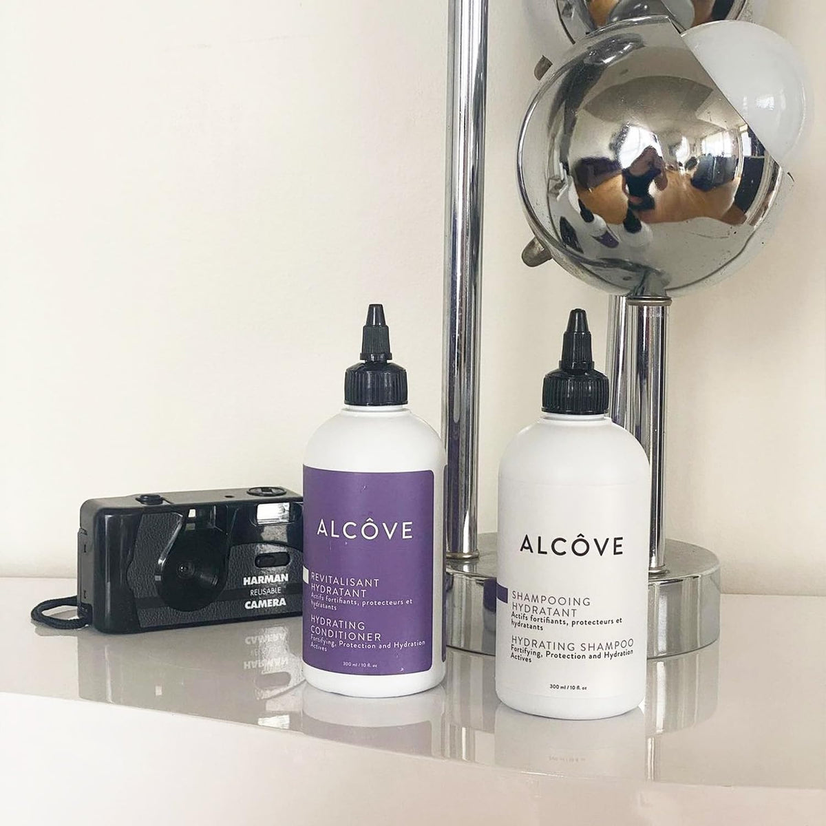 Alcôve shampoo texture closeup highlighting lightweight lather and hydration