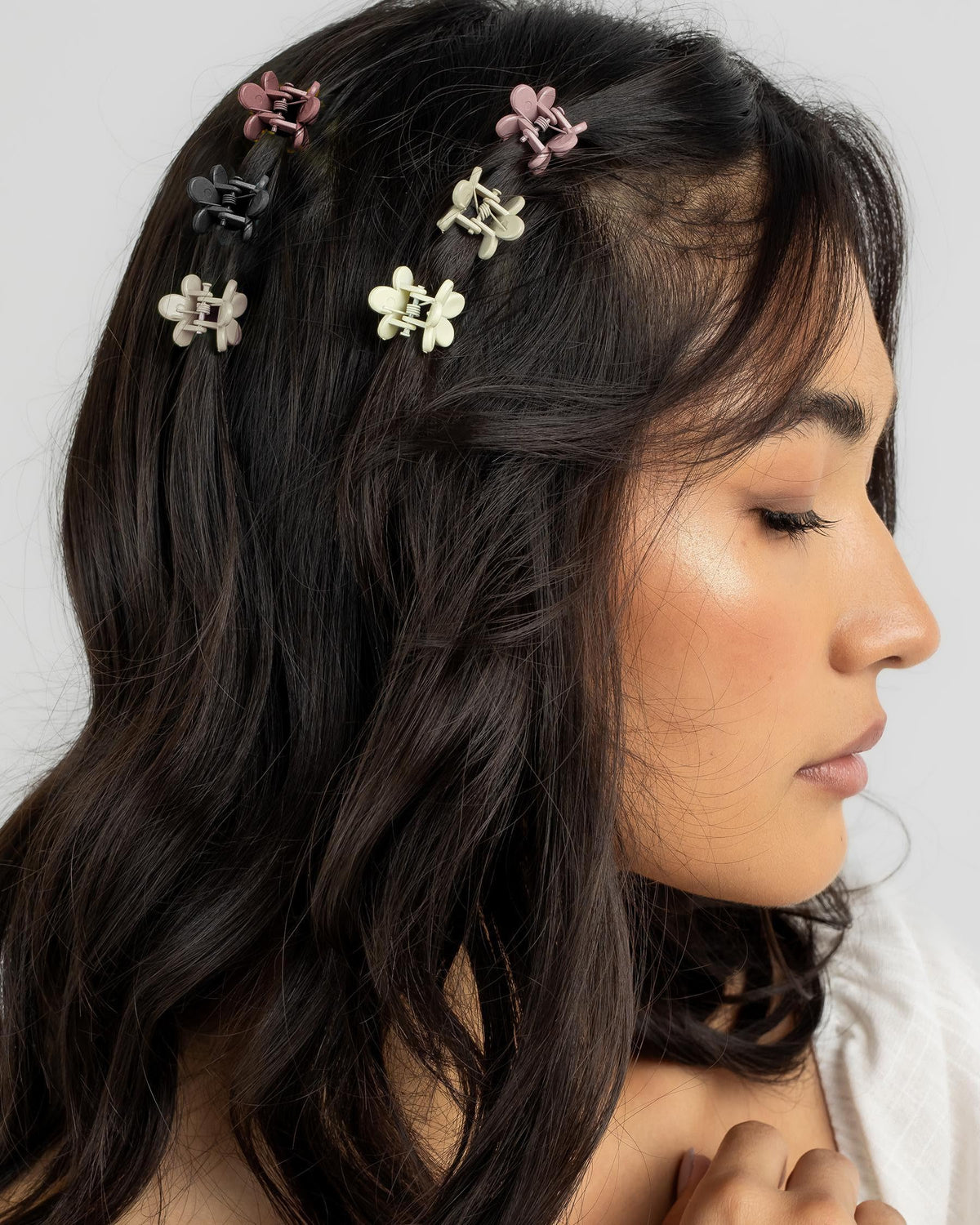 AOENJIE lifestyle image with kids and teen wearing clips, showing playful accessorizing benefit