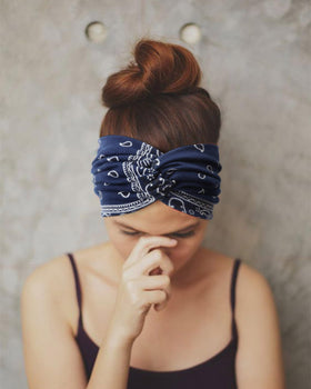 AQOKKA headband in yoga setting showing stable fit and workout suitability