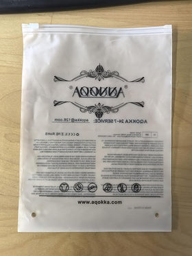 AQOKKA band being stretched to show elastic fit and adaptable sizing benefit