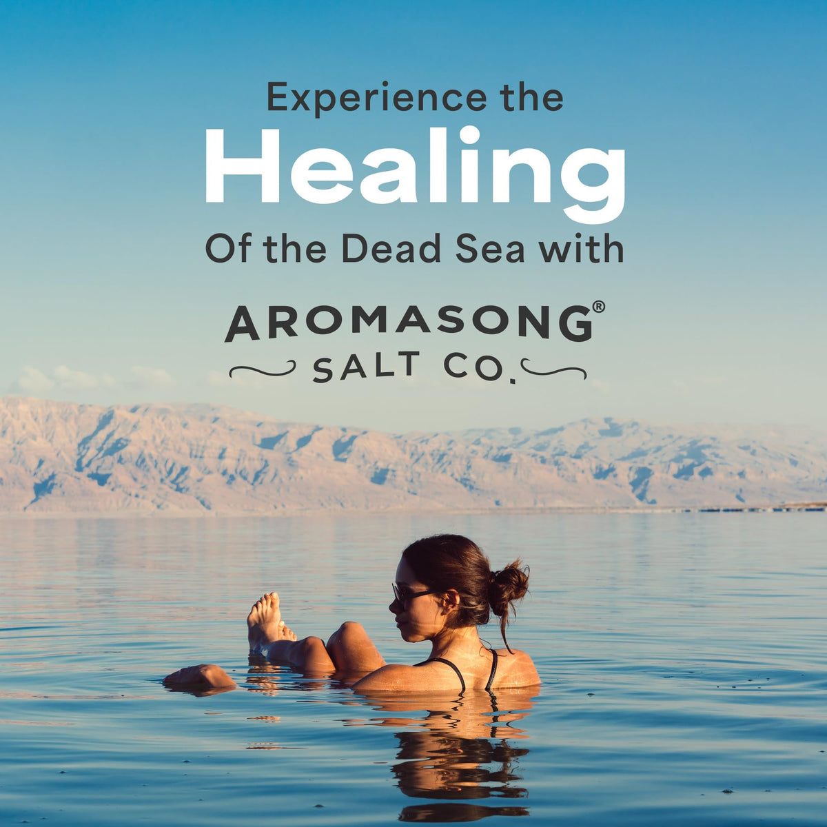 Aromasong measuring scoop portioning flakes, highlighting easy dosing for baths