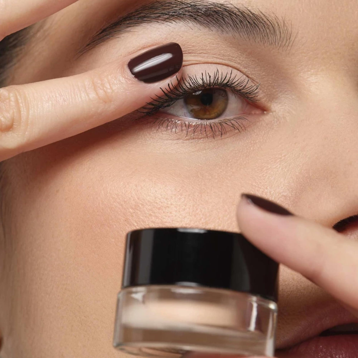 ARTDECO primer blended on skin close-up demonstrating neutralized lid and improved color