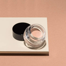 ARTDECO primer with Vitamin E visual highlighting skin-nourishing antioxidant benefit