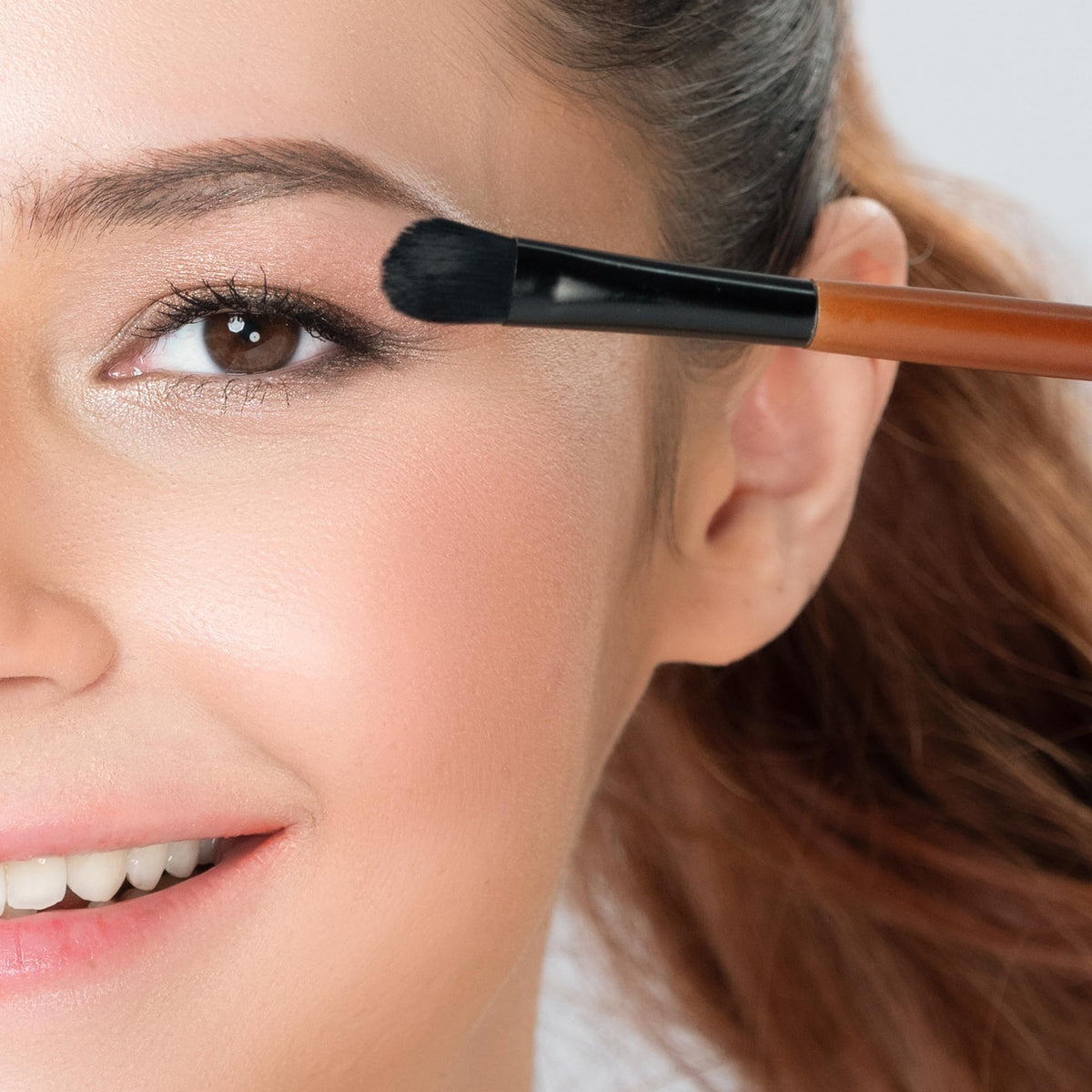 ARTDECO primer staged with eyeshadow palette illustrating enhanced pigment payoff