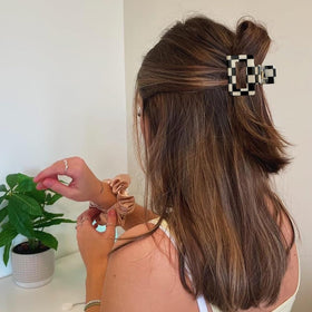 Atoden square clip side profile highlighting shape and secure hold benefit