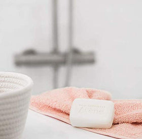 Avène cleansing bar resting on dry soap dish preserving bar longevity