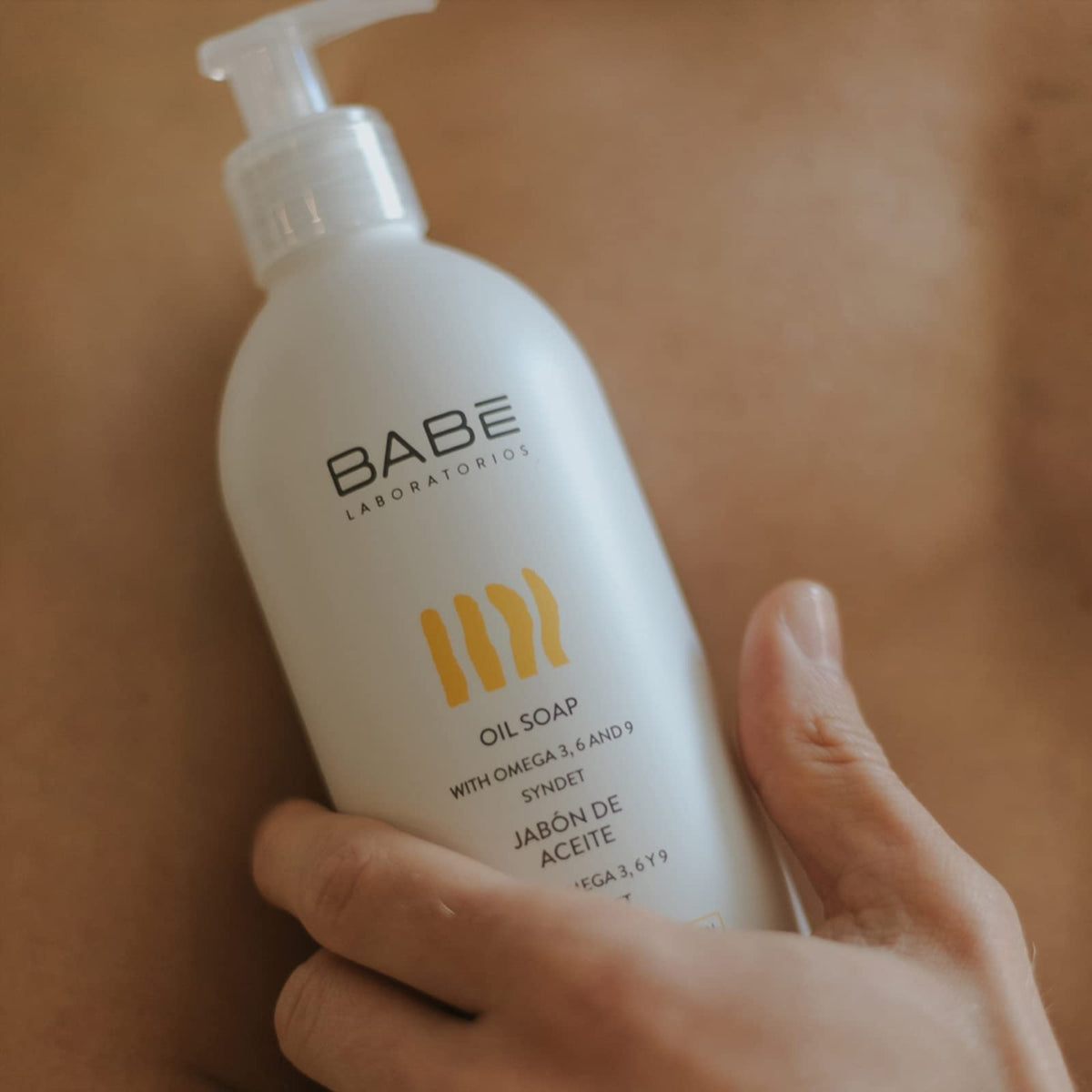 LABORATORIOS BABE hand pouring soap into palm demonstrating mild cleansing