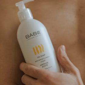 LABORATORIOS BABE hand pouring soap into palm demonstrating mild cleansing