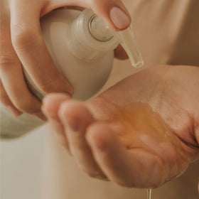 LABORATORIOS BABE pump detail highlighting easy dispensing and controlled use