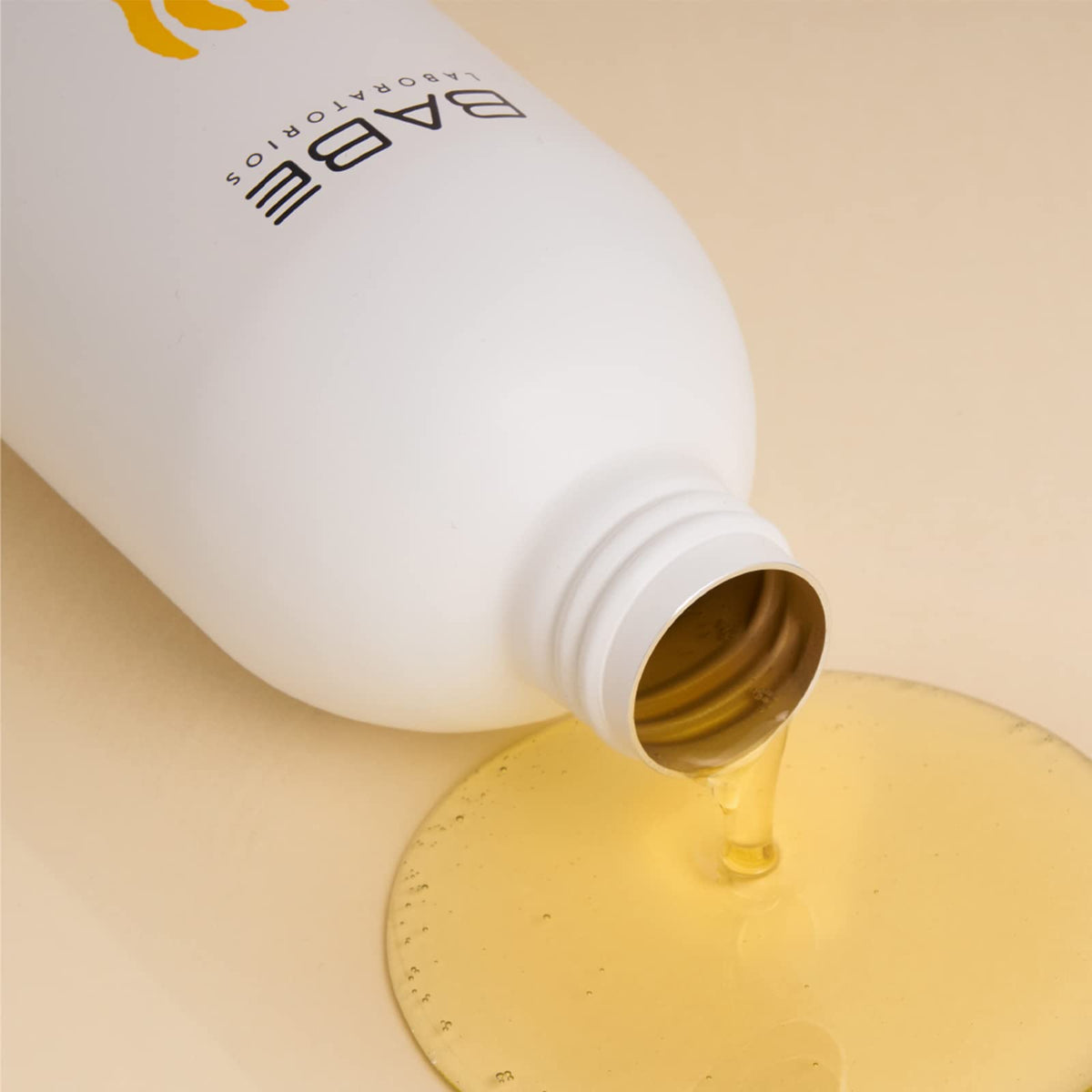 LABORATORIOS BABE texture close-up showing rich oil consistency for hydration
