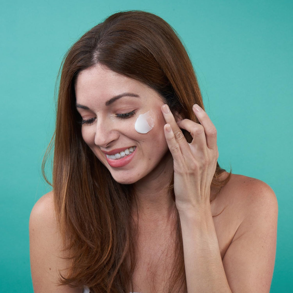 Baebody lifestyle image of woman applying cream for smoother skin