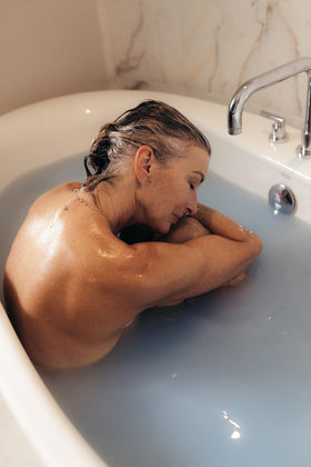 Bathorium spoon with Dead Sea salt and kaolin illustrating mineral-rich soak benefits