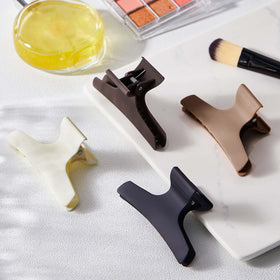 Batiyeer clip holding thick curly hair securely without creasing or slipping