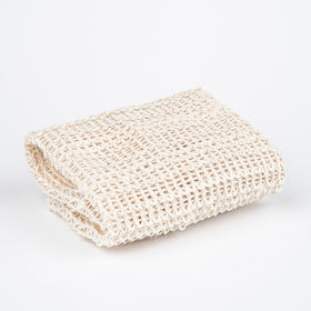 Baudelaire close-up of sisal fibers highlighting texture and gentle exfoliation benefit