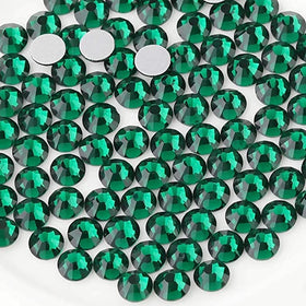 BEADSLAND close-up of SS16 facets highlighting clear cut and reflective sparkle for visual impact