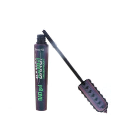 Benefit BADgal BANG! applied on an eye demonstrating lifted, volumized lashes and definition