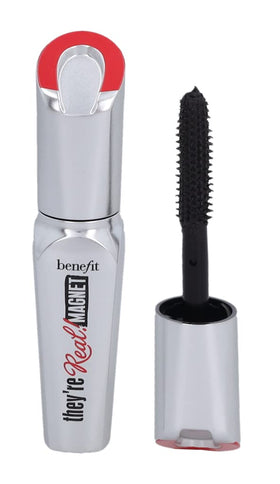 Benefit close-up of extender brush ZigZag bristles and magnetized core, designed for precise separation
