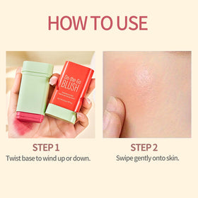 BERALLOYE applying on lips to show versatile color and long-lasting wear