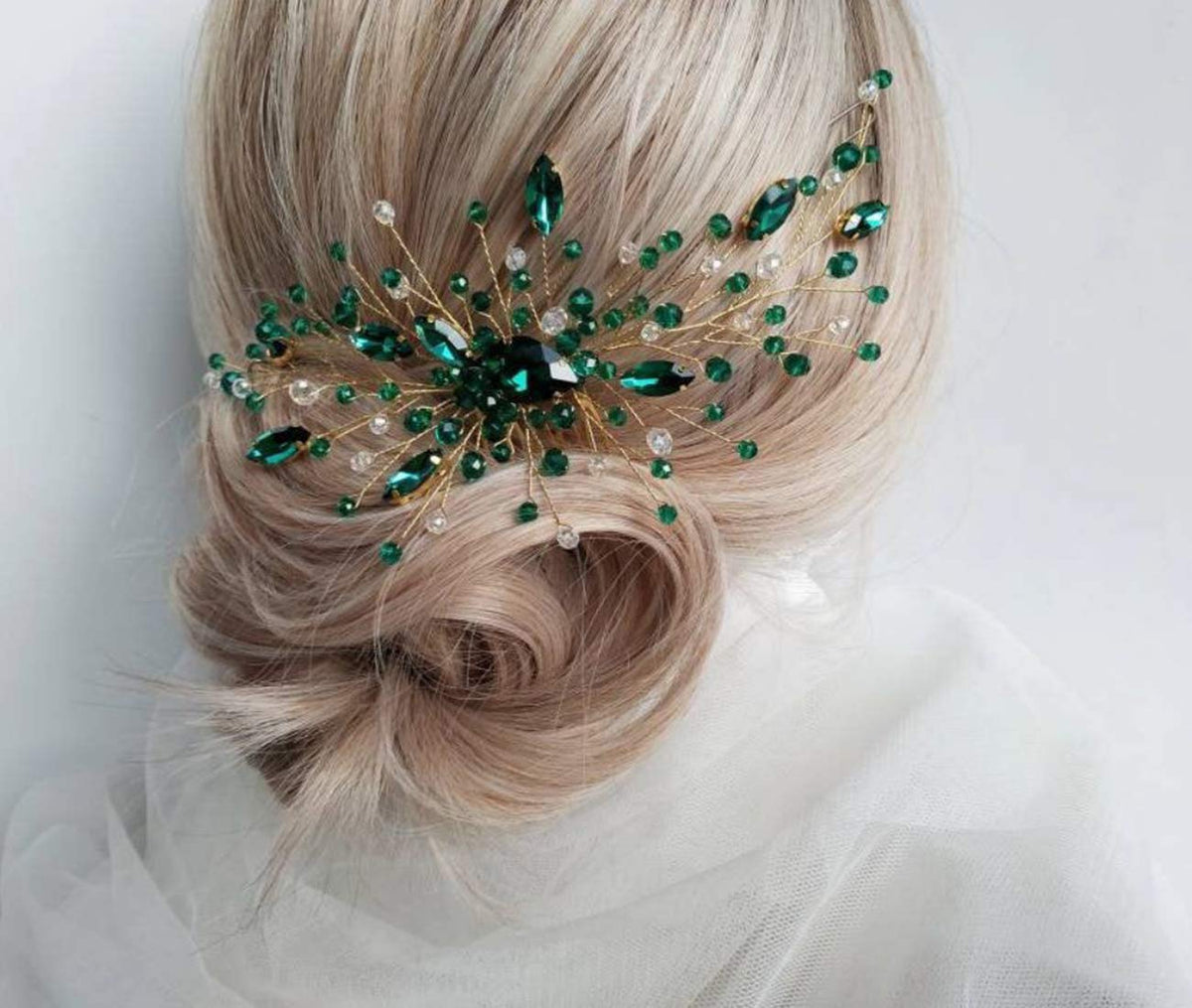 BERYUAN lifestyle shot of bride wearing comb adding color and finishing touch
