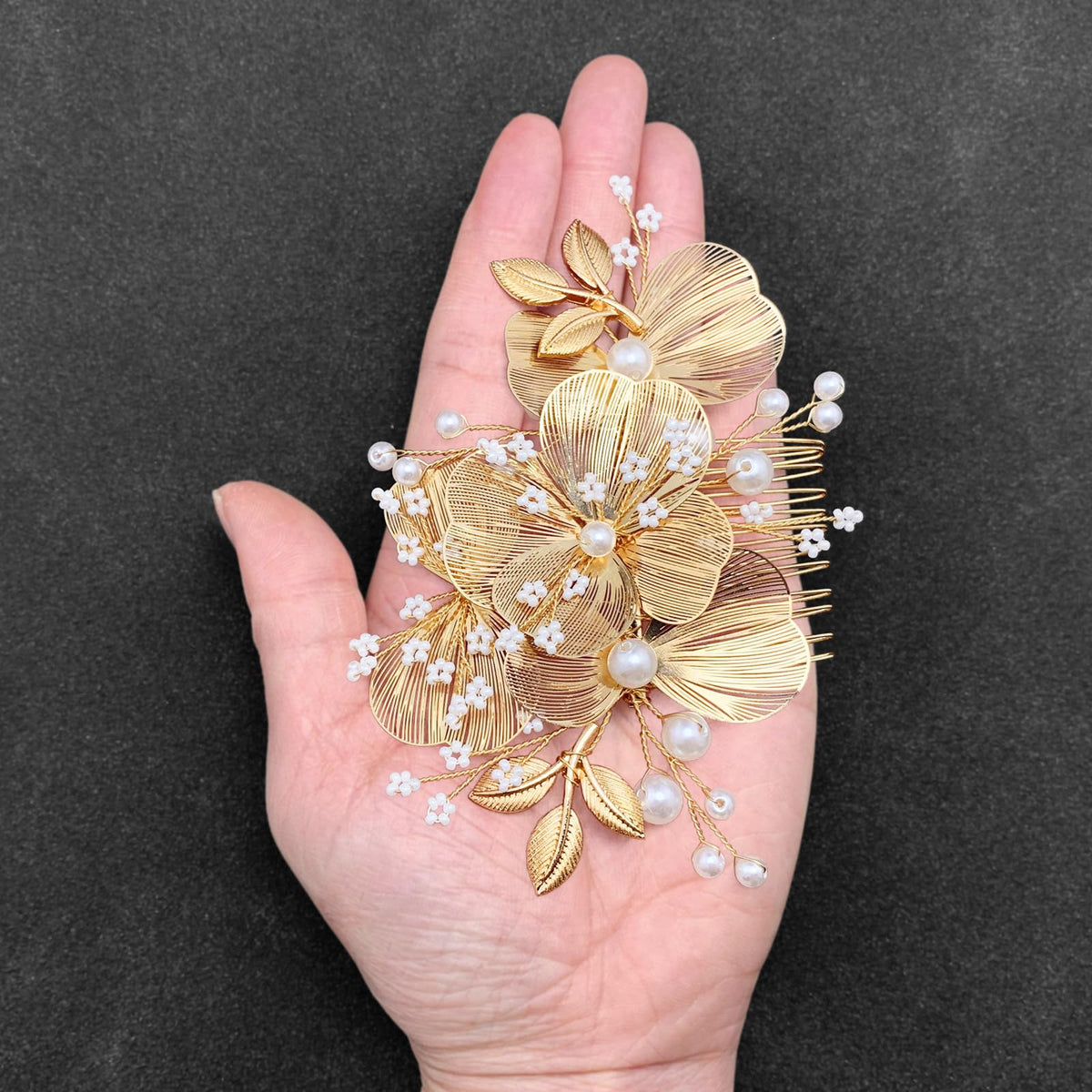 BETITETO comb on dressing table with veil and bouquet benefit: coordinates with bridal look