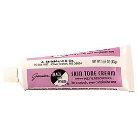 Black and White texture close-up illustrating smooth blendable cream benefit