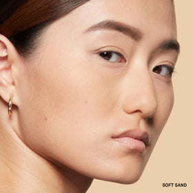 Bobbi Brown application on T-zone showing targeted oil control for a shine-free appearance
