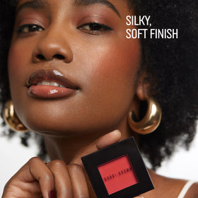 Bobbi Brown open pan revealing desert pink color benefit: true-to-pan pigmentation