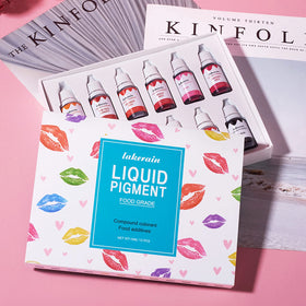 BONNIE CHOICE finished lip gloss applied in lifestyle setting showing final look