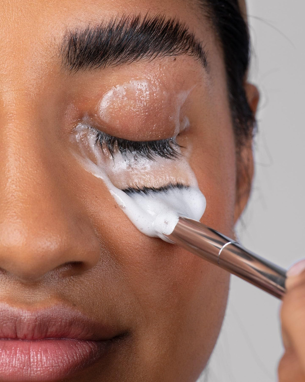 Borboleta lash cleanse in use demonstrating gentle removal of makeup