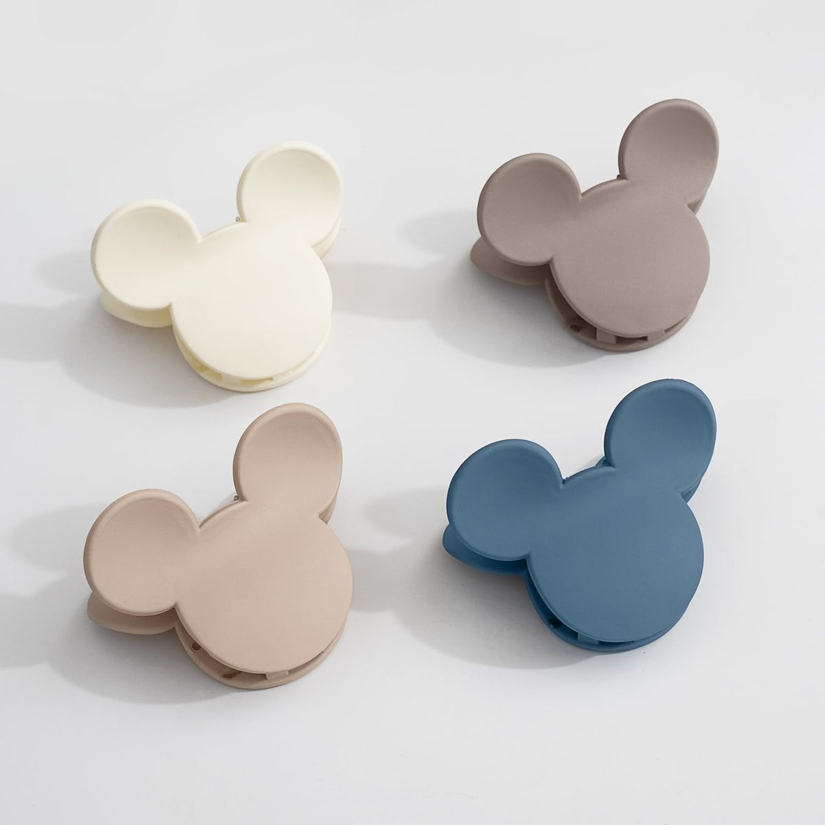 BOUNIQ close-up of clip texture showing flexible acrylic and durable hinge for secure hold