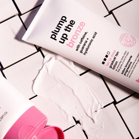 B.TAN in beach bag lifestyle shot for ready-to-go bronzing