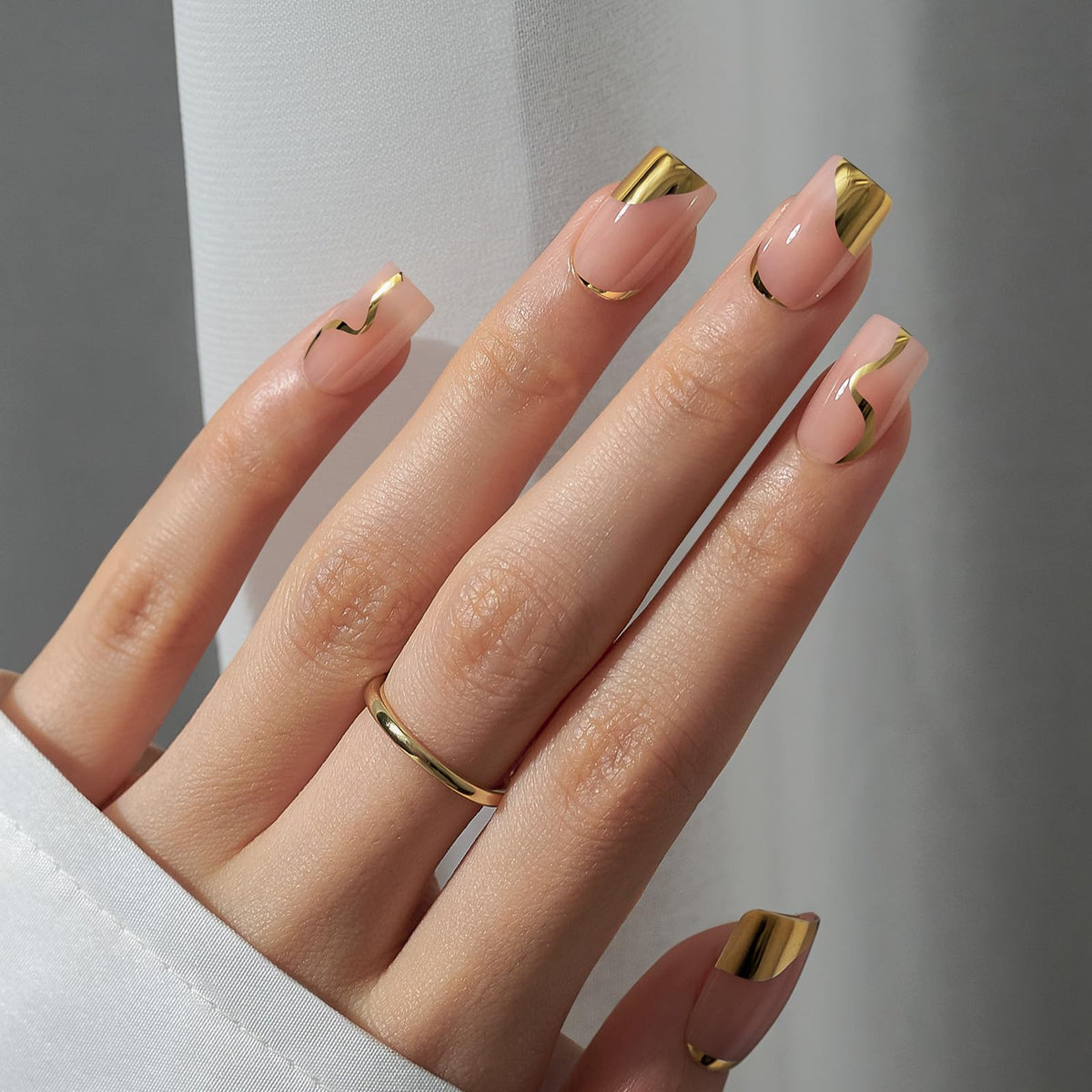 BTArtbox close-up of gel texture and gold leaf detail for long-lasting shine
