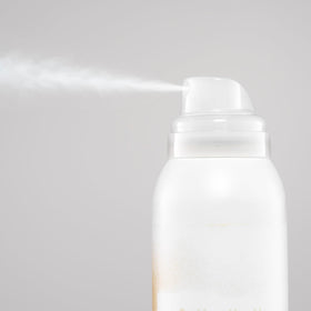 Bumble and bumble powder texture close-up demonstrating oil absorption benefit