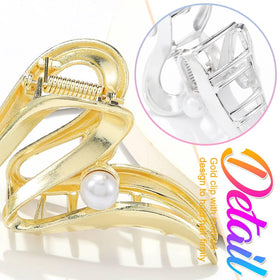CAKURE clip in use holding a half-up hairstyle for convenience