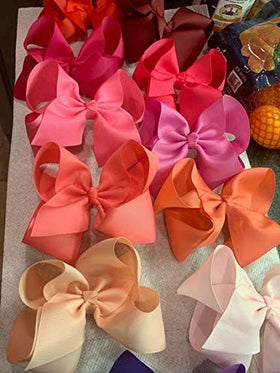 CÉLLOT bow clipped in a ponytail showing everyday hairstyle use