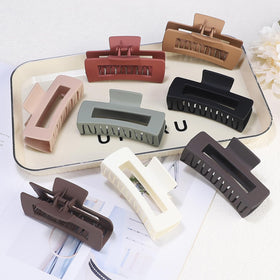 CHANDAT clip held in hand to show 4.1-inch size and comfortable handling