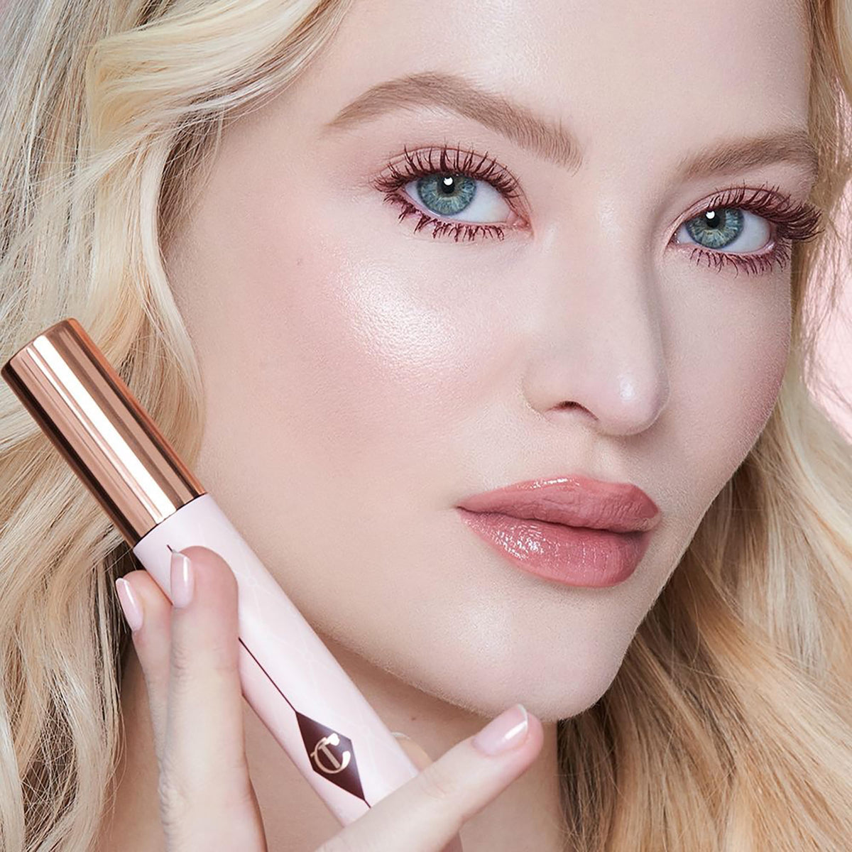Charlotte Tilbury brush bristles detail illustrating separation and clump-free coating