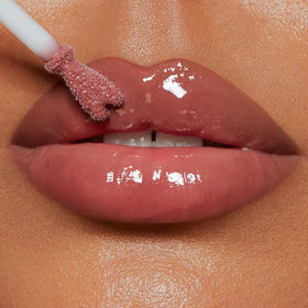 Charlotte Tilbury gloss on lips close-up demonstrating fuller-looking shine