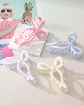 CHLINS clip beside a hand for scale, clarifies 4.3-inch size and easy handling