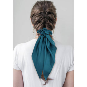 Cinaci scrunchie securing a ponytail, demonstrating comfortable hold and polished finish